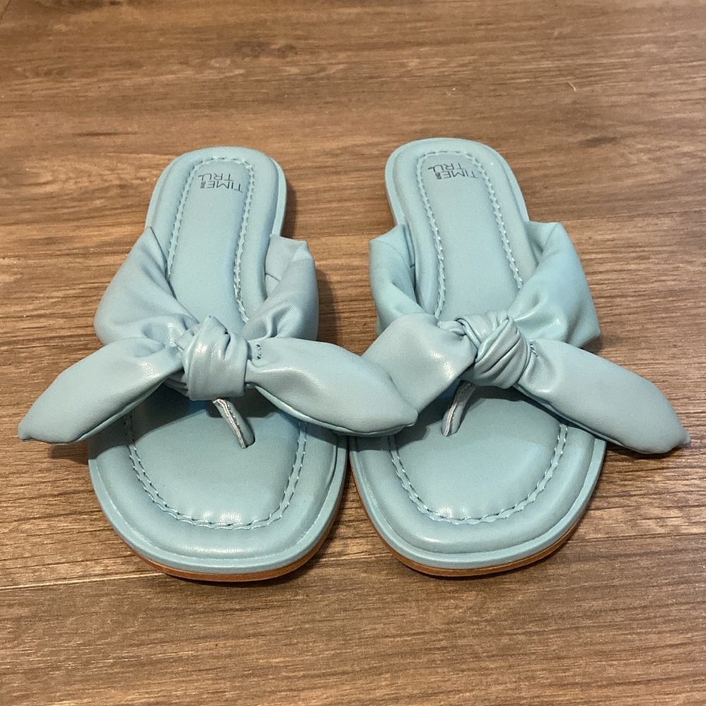 Bow flip flops